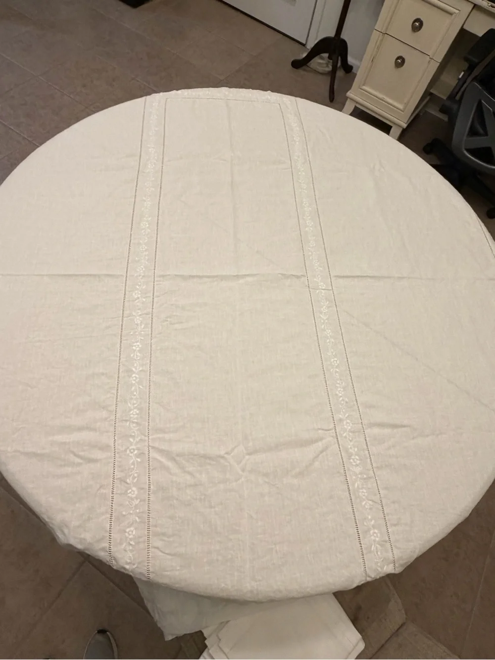 Classic White Vintage Linen Dinner Napkin Set - Elegant Embroidered Design